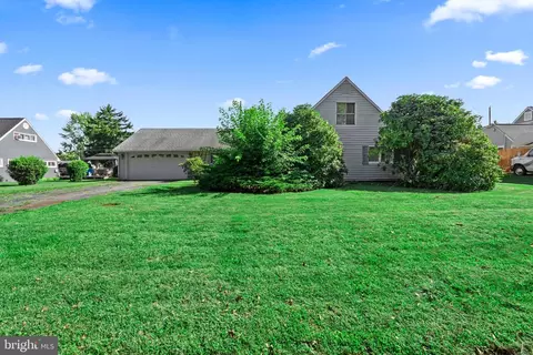 36 Shadywood Rd, Levittown, PA 19056
