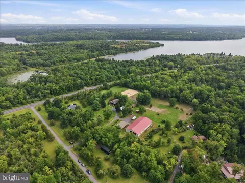 2053 Mountain View Dr, Quakertown, PA 18951