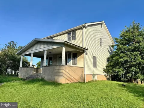 52 W Broad St, Trumbauersville, PA 18970