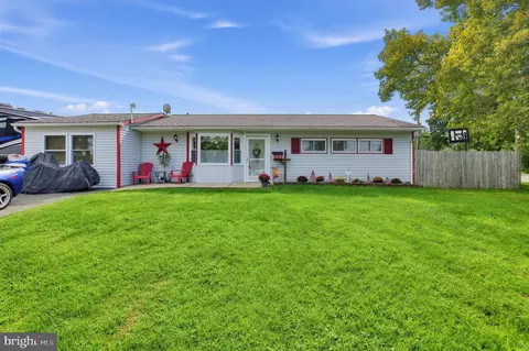 2 Idlewild Rd, Levittown, PA 19057
