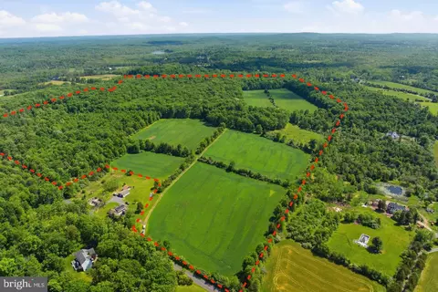 1560 Roundhouse Rd, Quakertown, PA 18951