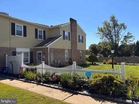 22 Hollybrooke Dr, Langhorne, PA 19047