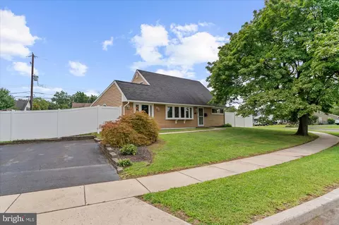 20 New Pond Ln, Levittown, PA 19054