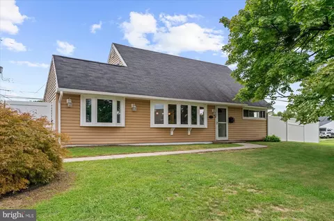 20 New Pond Ln, Levittown, PA 19054