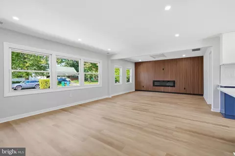 Living - 32 Iris Rd, Levittown, PA 19057 photo 4 of 4