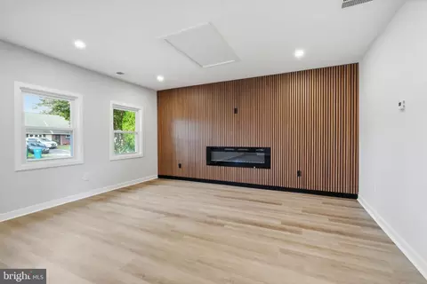 Living - 32 Iris Rd, Levittown, PA 19057 photo 2 of 4