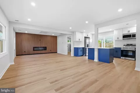 Living - 32 Iris Rd, Levittown, PA 19057 photo 1 of 4