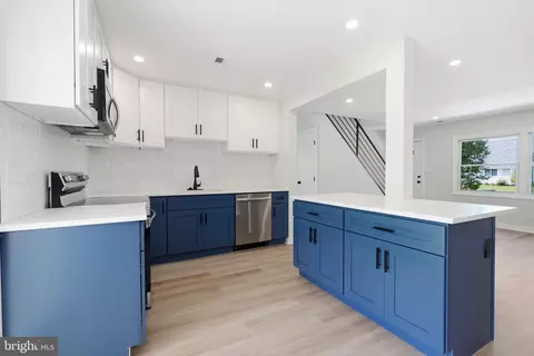 Entry Way - 32 Iris Rd, Levittown, PA 19057 photo 3 of 5