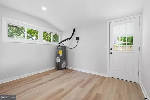Entry Way - 32 Iris Rd, Levittown, PA 19057 photo 5 of 5
