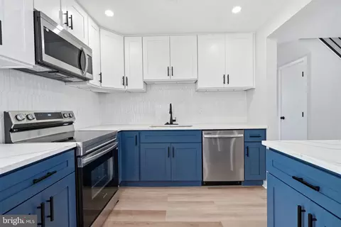Kitchen - 32 Iris Rd, Levittown, PA 19057 photo 4 of 5