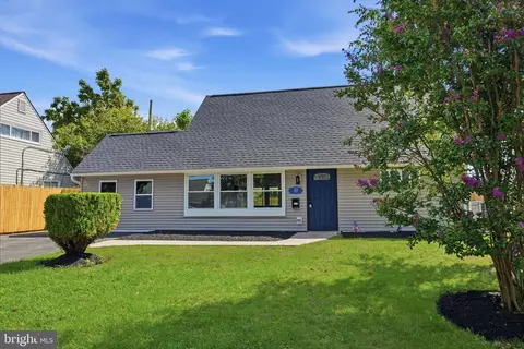 Exterior - 32 Iris Rd, Levittown, PA 19057 photo 2 of 5