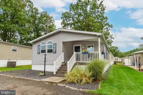 2002 Perilli Dr, Telford, PA 18969