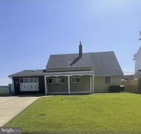 16 Honeysuckle Ln, Levittown, PA 19055