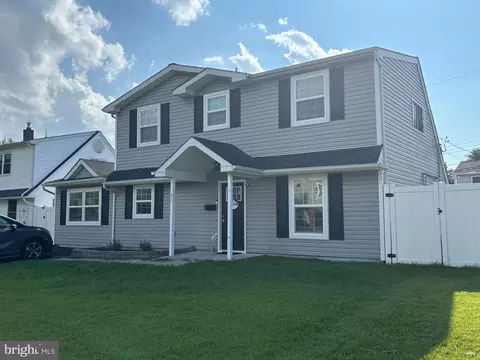 41 Neptune Ln, Levittown, PA 19054