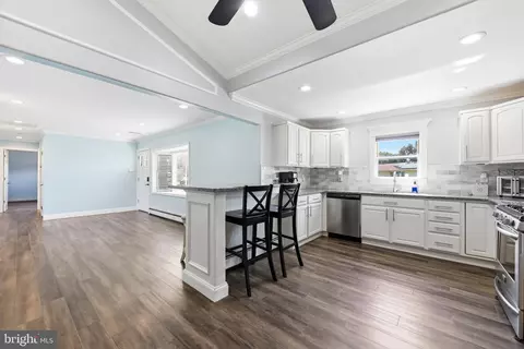 Entry Way - 48 Beechtree Rd, Levittown, PA 19057 photo 1 of 3