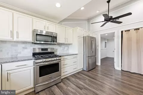 Entry Way - 48 Beechtree Rd, Levittown, PA 19057 photo 2 of 3