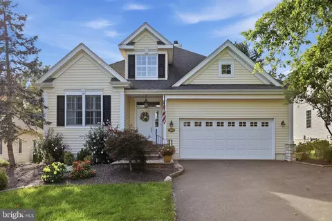 105 Silvertail Ln, New Hope, PA 18938