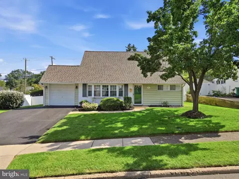 181 Lower Orchard Dr, Levittown, PA 19056