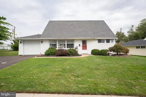 82 Cobalt Ridge Dr E, Levittown, PA 19057