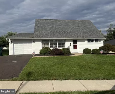 82 Cobalt Ridge Dr E, Levittown, PA 19057