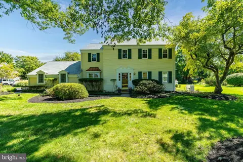 7 Averstone Dr E, Washington Crossing, PA 18977