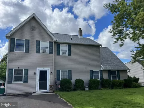 47 Neptune Ln, Levittown, PA 19054