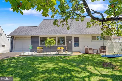 82 Kraft Ln, Levittown, PA 19055