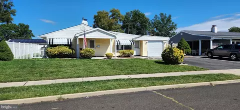 32 Freedom Ln, Levittown, PA 19055
