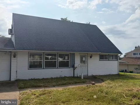 14 Circle Rd, Levittown, PA 19057