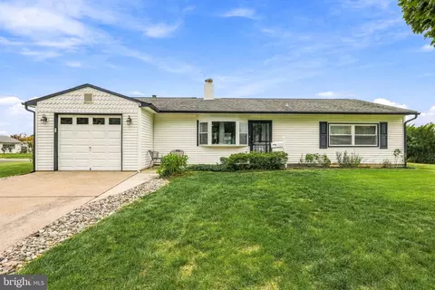 36 Sunset Ln, Levittown, PA 19055