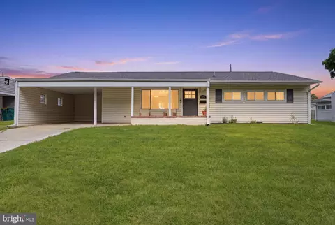368 Lakeside Dr, Levittown, PA 19054