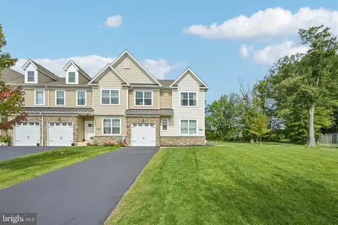 8 Ella Cir, Huntingdon Valley, PA 19006