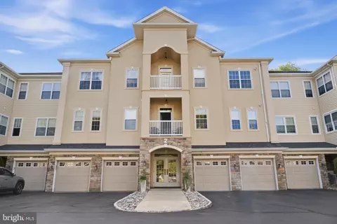 2 Falcon Dr #301, Holland, PA 18966