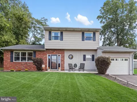 2051 Roselyn Dr, Feasterville Trevose, PA 19053