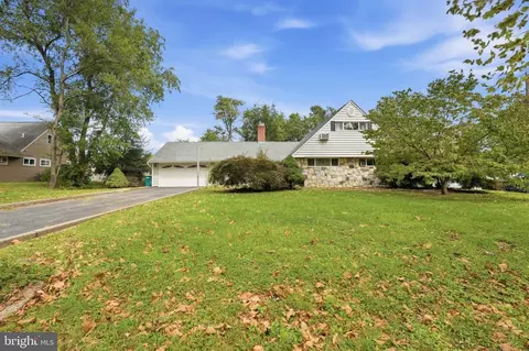 6 Seckelpear Rd, Levittown, PA 19056