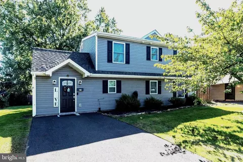 28 Inlet Rd, Levittown, PA 19057