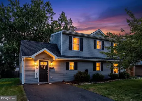 28 Inlet Rd, Levittown, PA 19057
