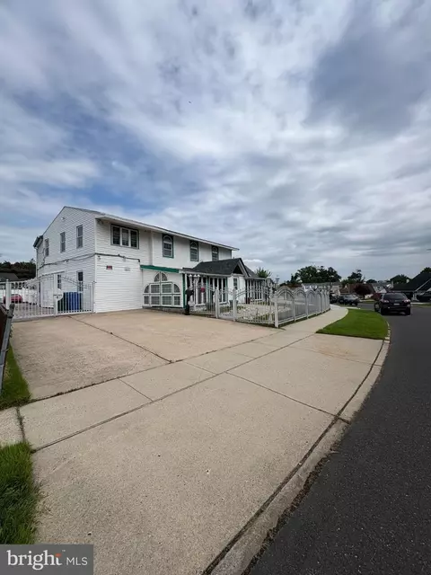 10 Middle Rd, Levittown, PA 19056