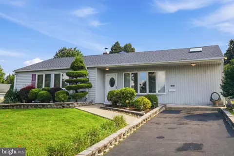 1021 W Pine St, Feasterville Trevose, PA 19053