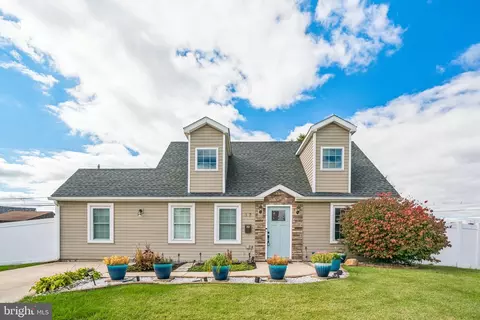17 Peony Rd, Levittown, PA 19056