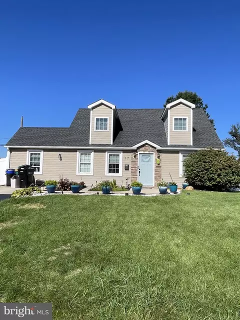 17 Peony Rd, Levittown, PA 19056