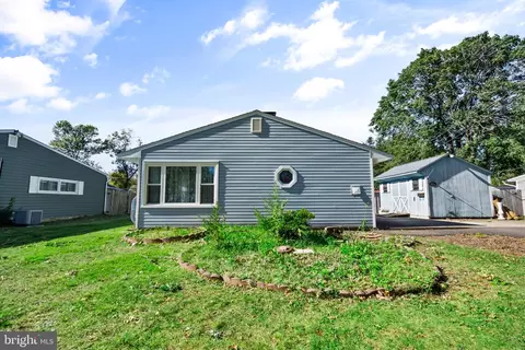 260 Thornridge Dr, Levittown, PA 19054