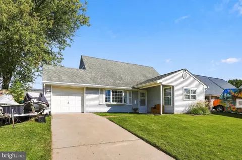 71 New Pond Ln, Levittown, PA 19054
