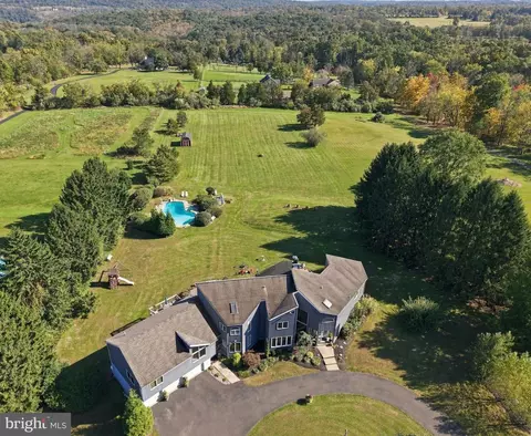 215 E Dark Hollow Rd, Pipersville, PA 18947