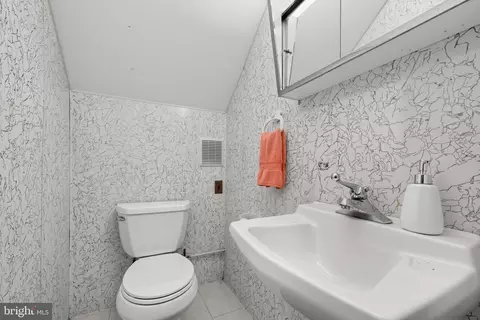 Bath - 1400 Nancy Dr, Croydon, PA 19021 photo 1 of 2