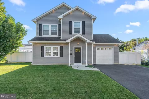 285 Magnolia Dr, Levittown, PA 19054