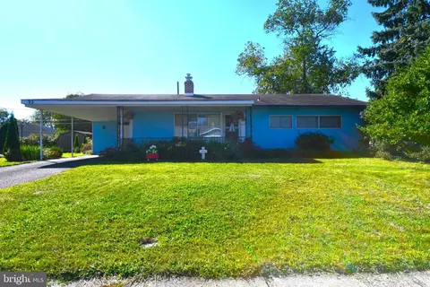 95 Daffodil Ln, Levittown, PA 19055