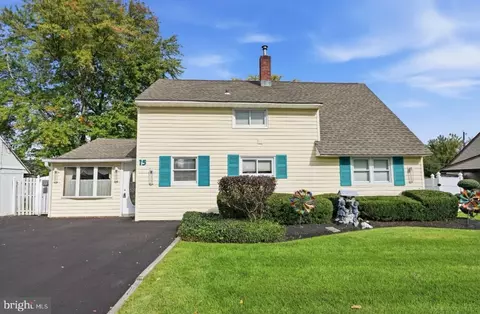 15 Ruby Ln, Levittown, PA 19055