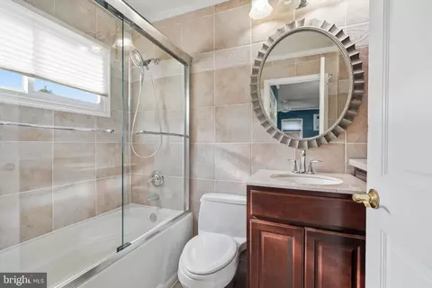 Bath - 15 Ruby Ln, Levittown, PA 19055 photo 1 of 3
