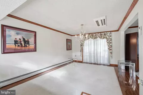 Living - 15 Ruby Ln, Levittown, PA 19055 photo 1 of 2